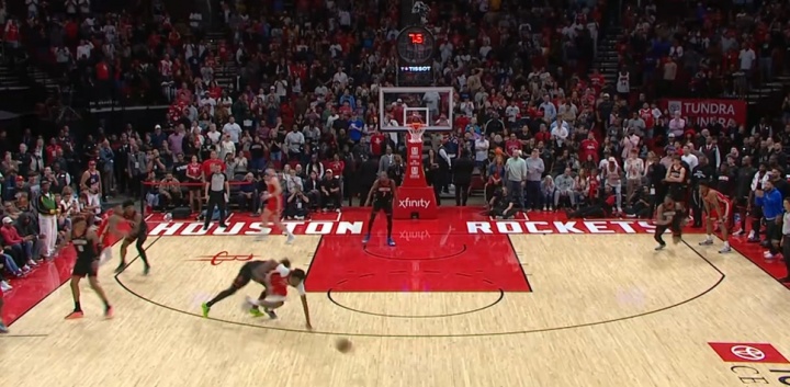 博鱼体育直播-这是什么?锡安边线球直接发给空气失误 琼斯拼命救球但摔倒了