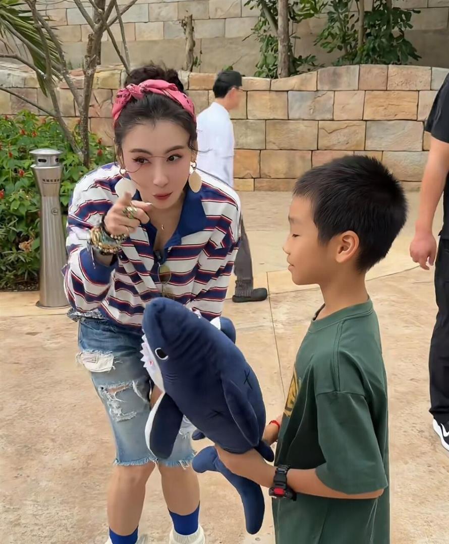 博鱼体育官方网站-46岁张柏芝现身海南三亚度假，她真人好年轻漂亮